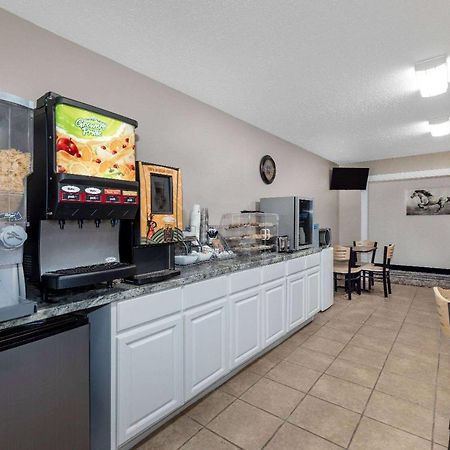 Super 8 By Wyndham Pratt Hotel Bagian luar foto