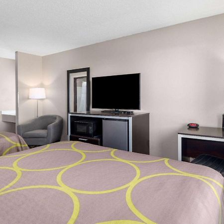Super 8 By Wyndham Pratt Hotel Bagian luar foto