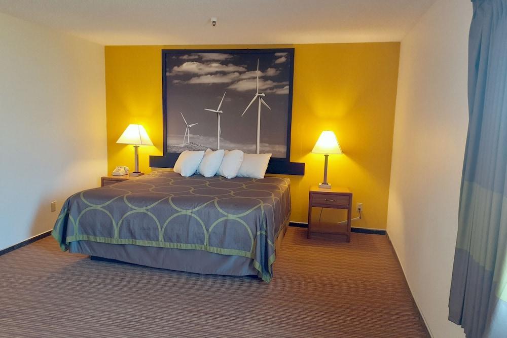 Super 8 By Wyndham Pratt Hotel Bagian luar foto