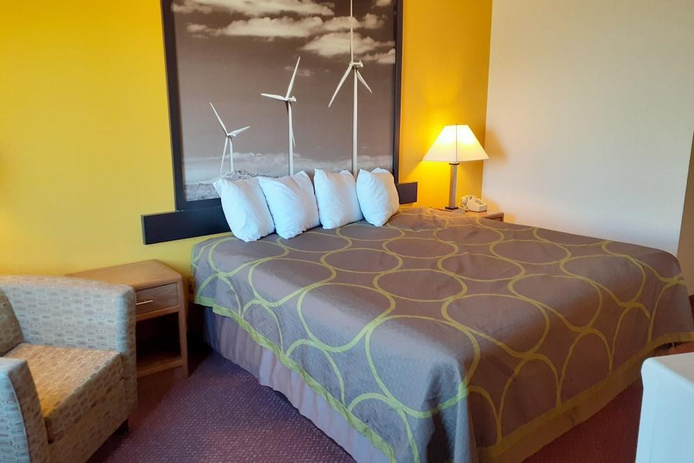 Super 8 By Wyndham Pratt Hotel Bagian luar foto