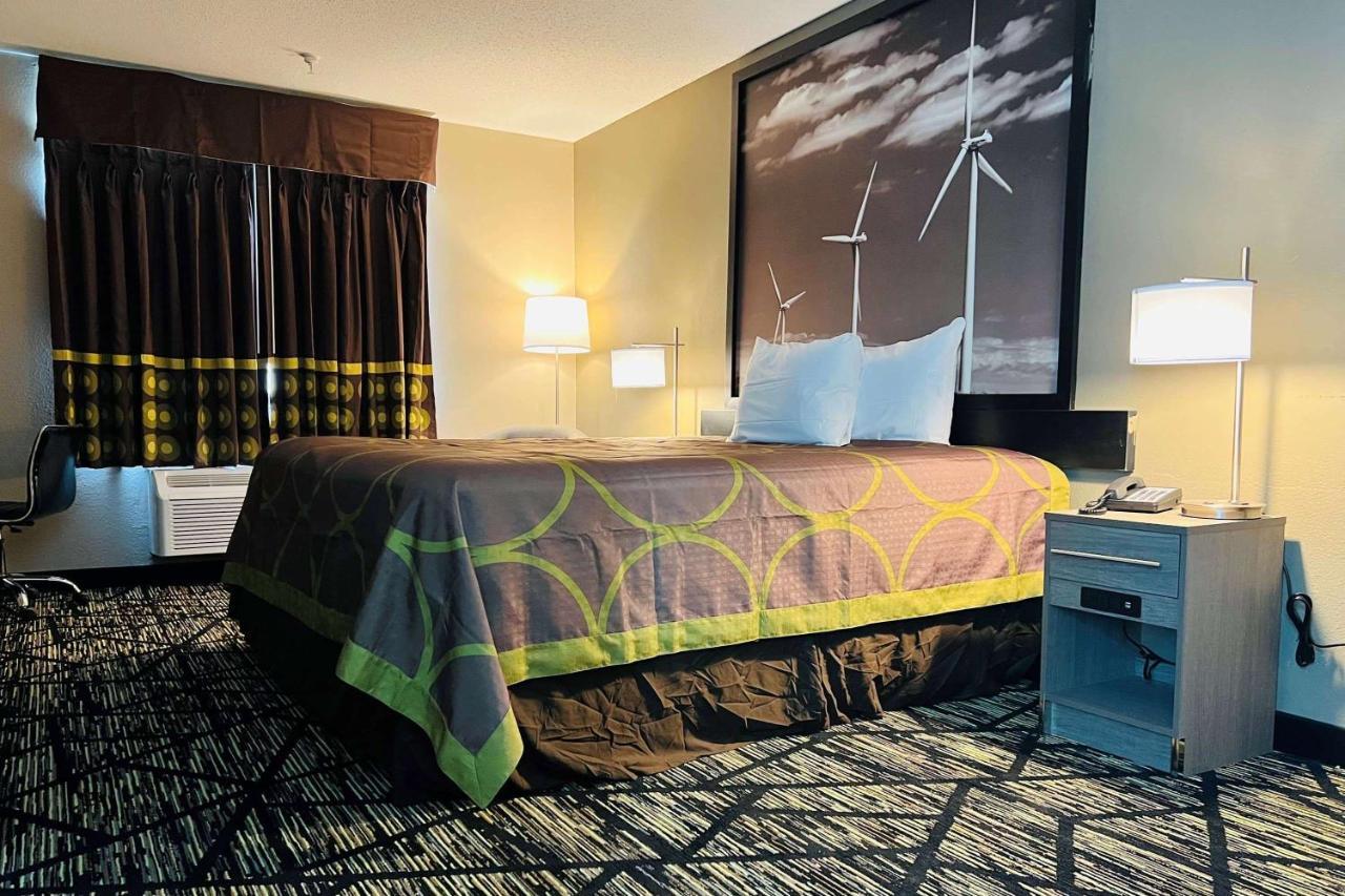 Super 8 By Wyndham Pratt Hotel Bagian luar foto