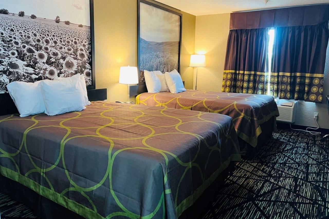 Super 8 By Wyndham Pratt Hotel Bagian luar foto