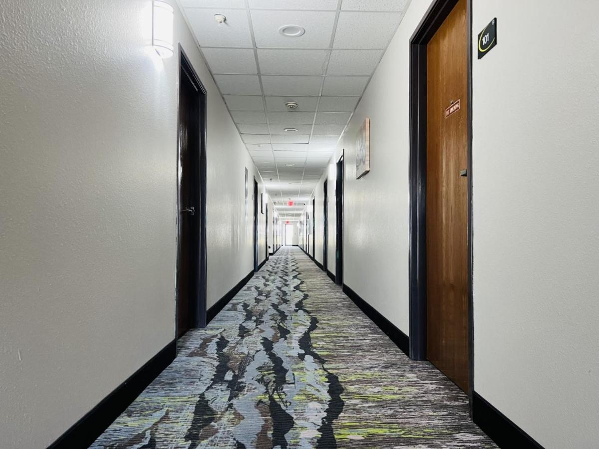 Super 8 By Wyndham Pratt Hotel Bagian luar foto