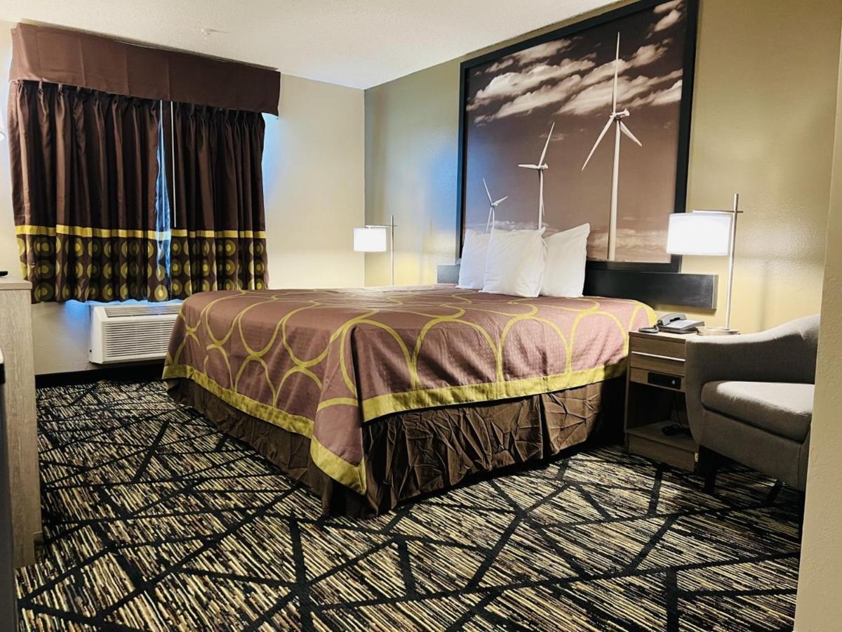 Super 8 By Wyndham Pratt Hotel Bagian luar foto