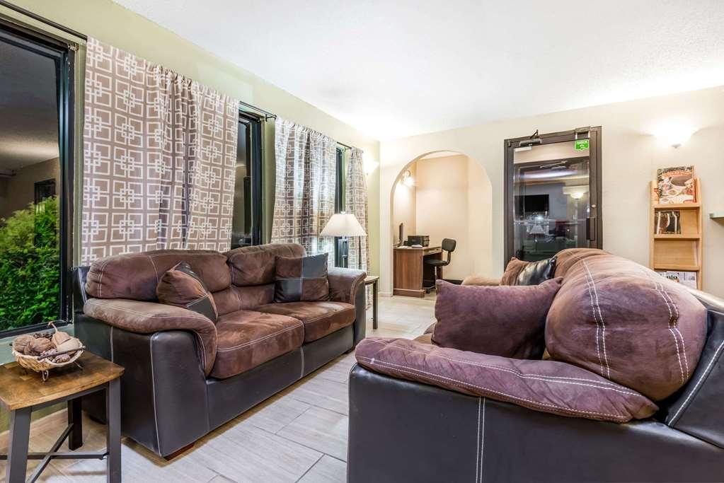 Super 8 By Wyndham Pratt Hotel Interior foto