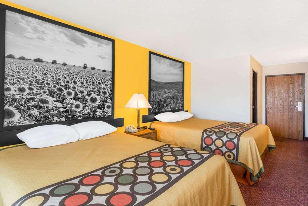 Super 8 By Wyndham Pratt Hotel Ruang foto