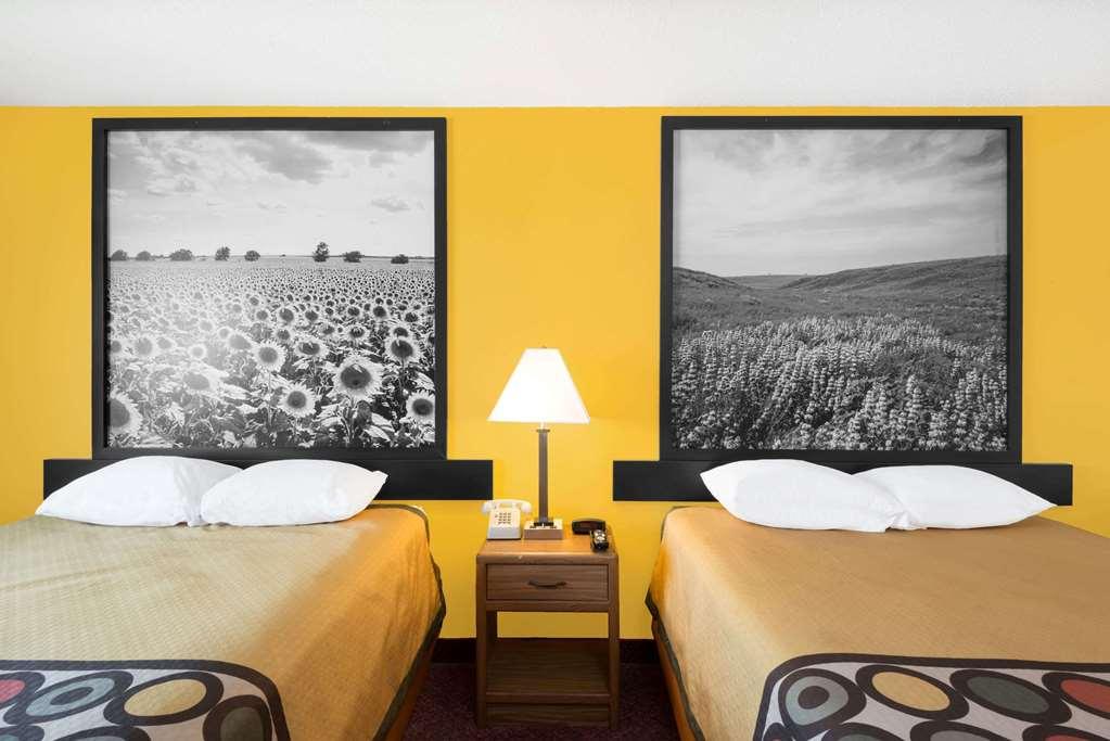 Super 8 By Wyndham Pratt Hotel Ruang foto
