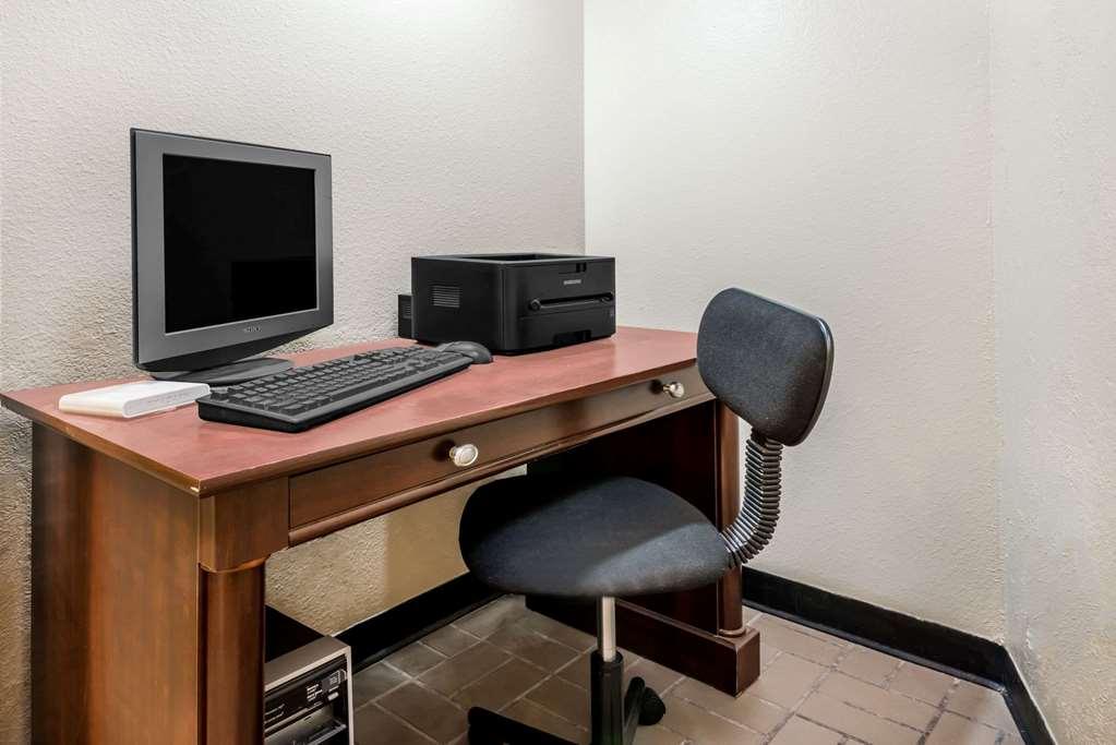 Super 8 By Wyndham Pratt Hotel Fasilitas foto