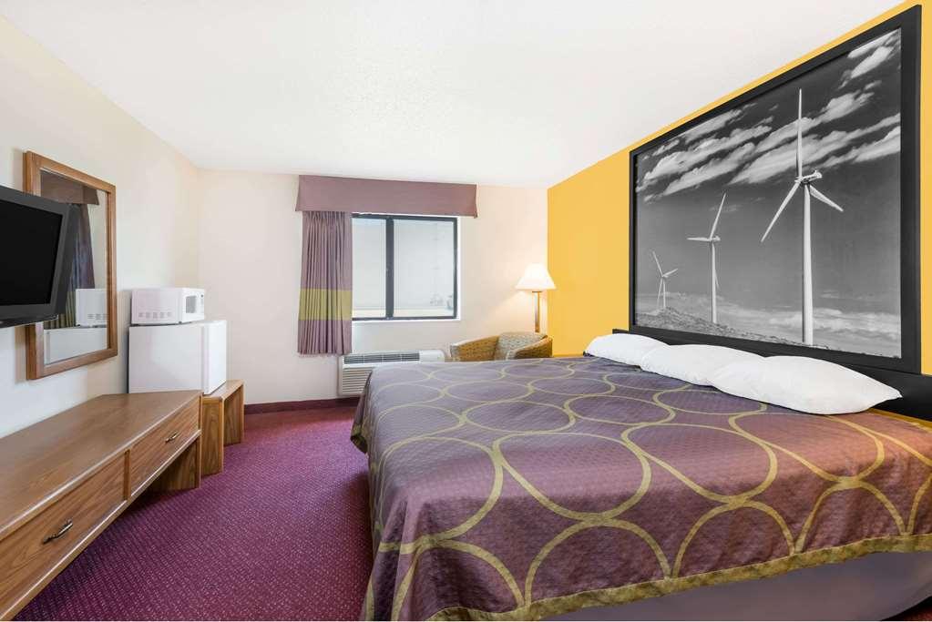 Super 8 By Wyndham Pratt Hotel Ruang foto