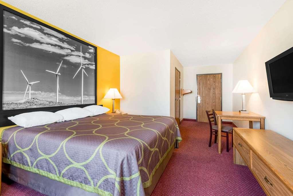 Super 8 By Wyndham Pratt Hotel Ruang foto