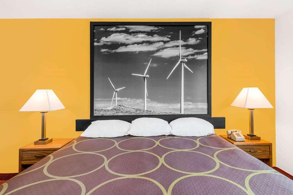 Super 8 By Wyndham Pratt Hotel Ruang foto