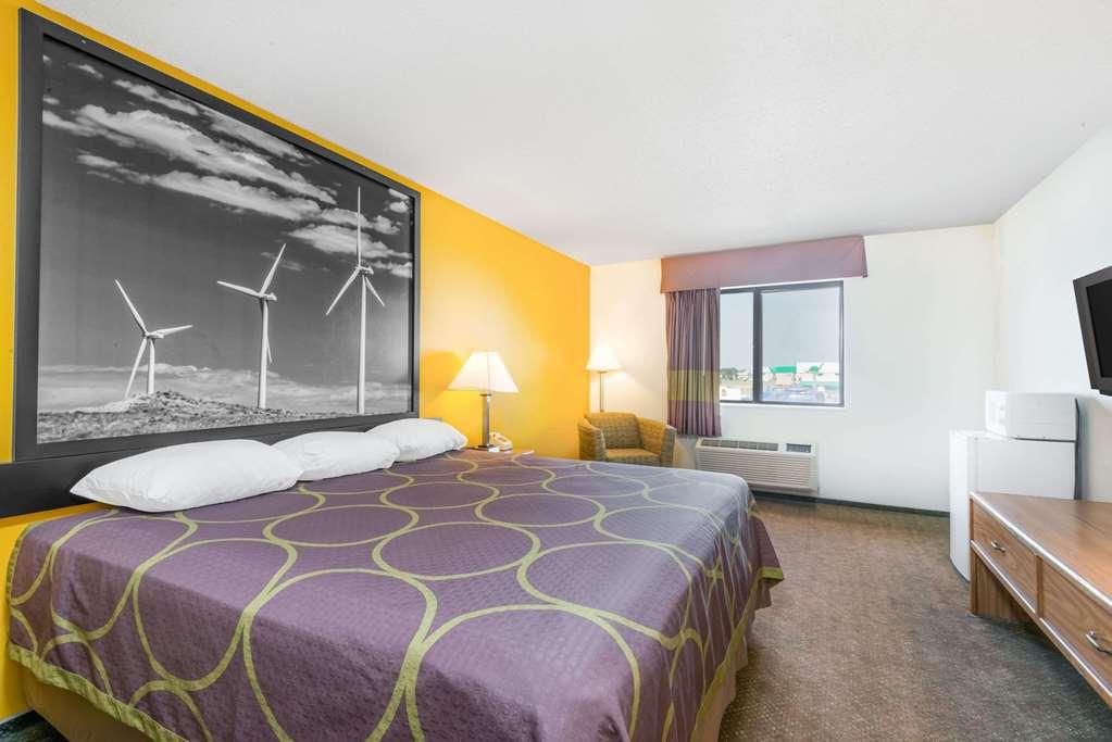 Super 8 By Wyndham Pratt Hotel Ruang foto