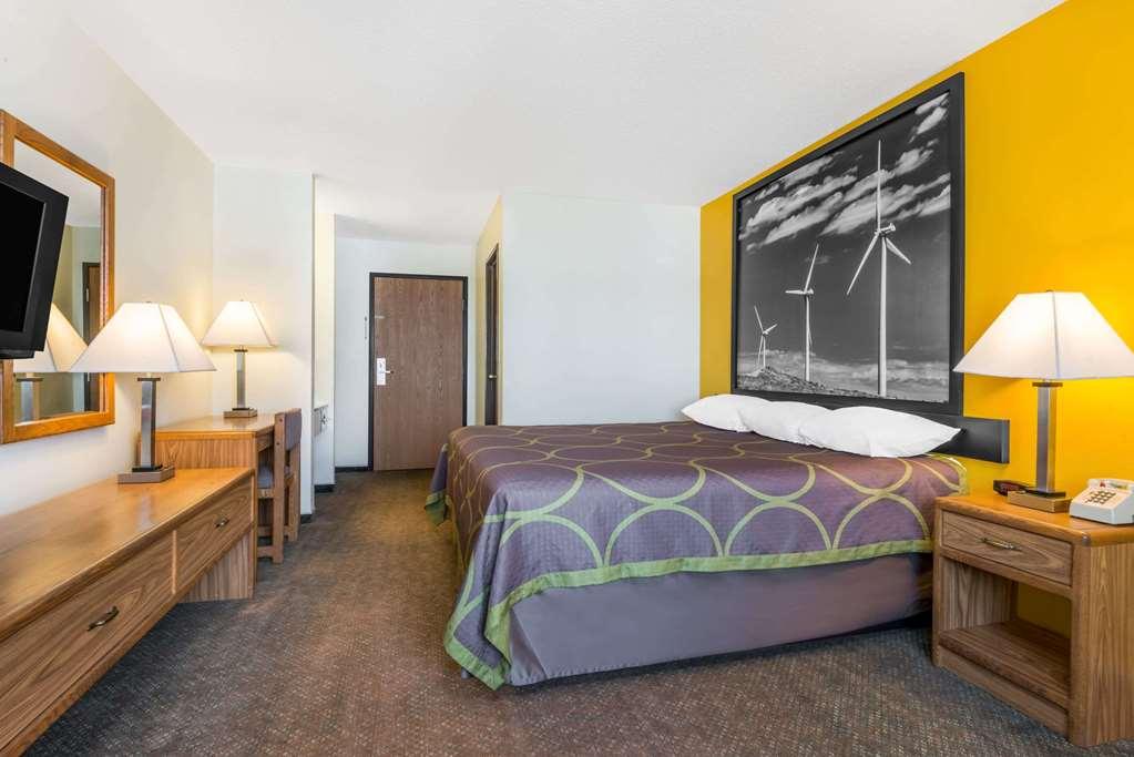 Super 8 By Wyndham Pratt Hotel Ruang foto