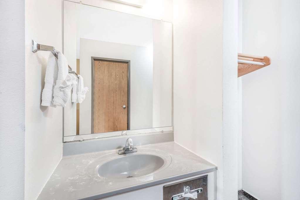Super 8 By Wyndham Pratt Hotel Bagian luar foto