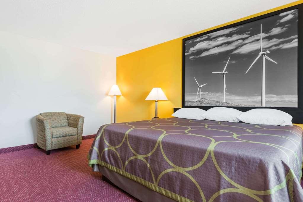 Super 8 By Wyndham Pratt Hotel Ruang foto