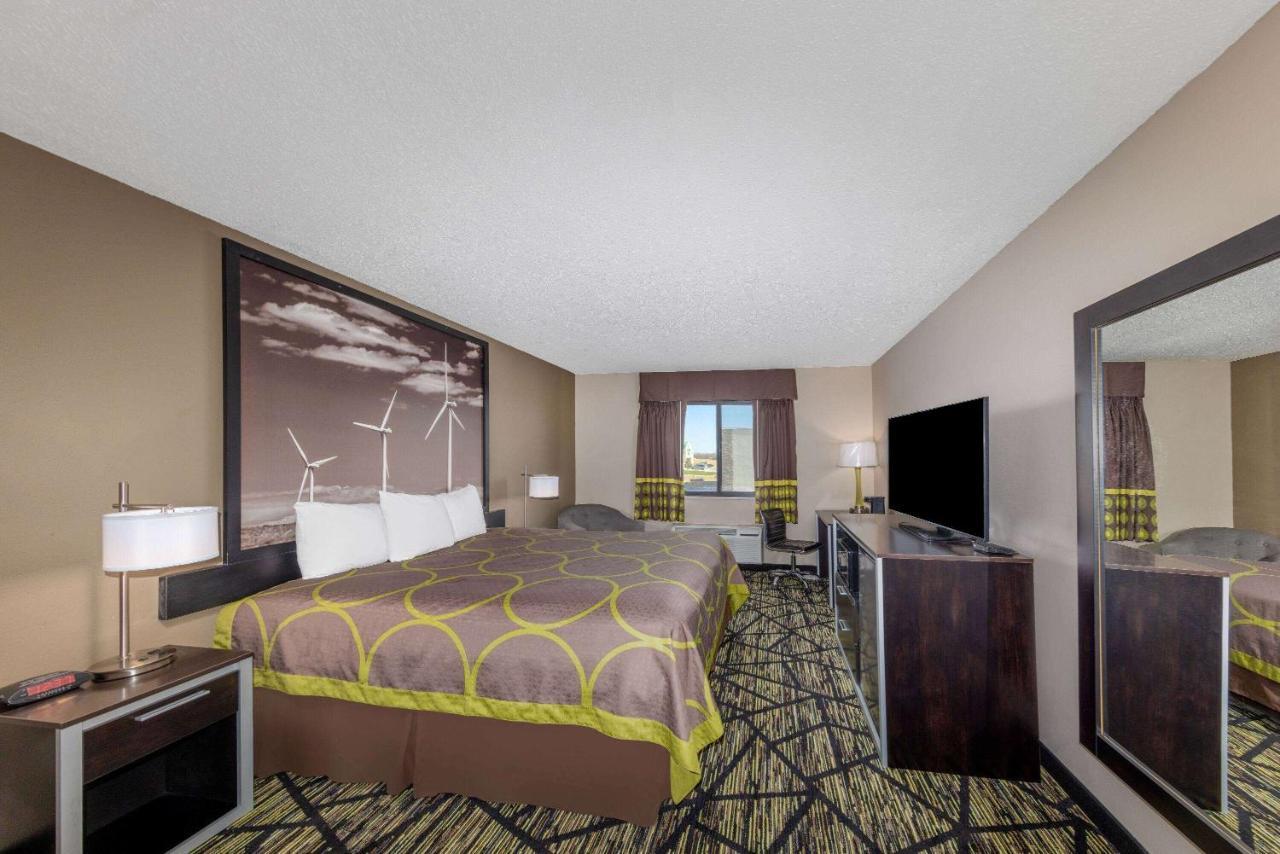 Super 8 By Wyndham Pratt Hotel Bagian luar foto