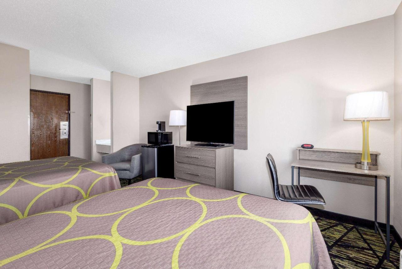 Super 8 By Wyndham Pratt Hotel Bagian luar foto