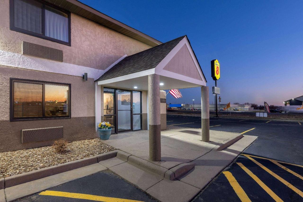 Super 8 By Wyndham Pratt Hotel Bagian luar foto