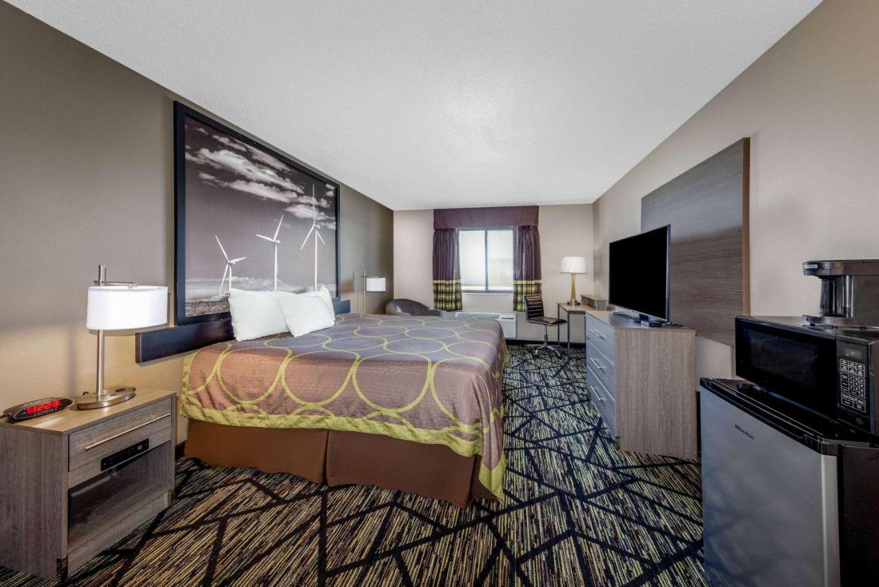 Super 8 By Wyndham Pratt Hotel Bagian luar foto