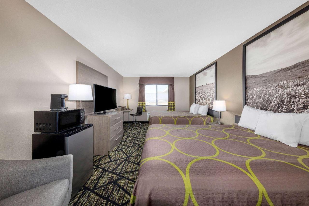 Super 8 By Wyndham Pratt Hotel Bagian luar foto