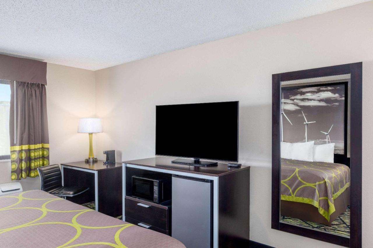 Super 8 By Wyndham Pratt Hotel Bagian luar foto