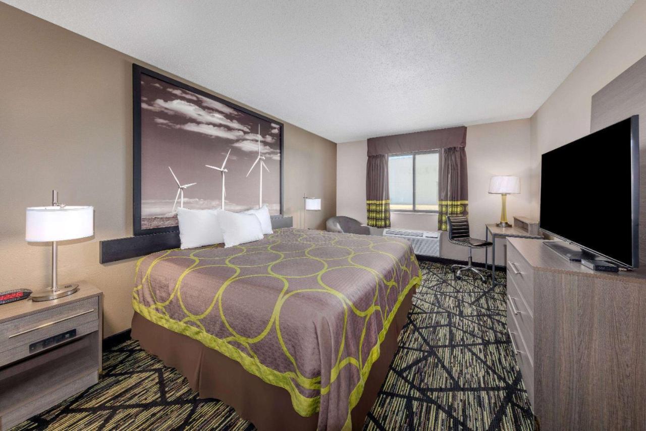 Super 8 By Wyndham Pratt Hotel Bagian luar foto