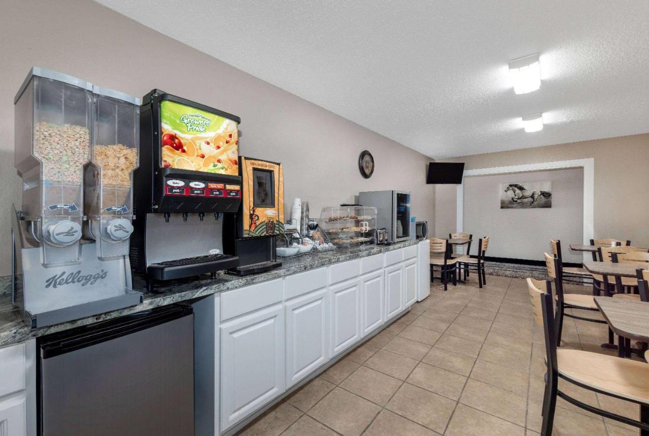 Super 8 By Wyndham Pratt Hotel Bagian luar foto