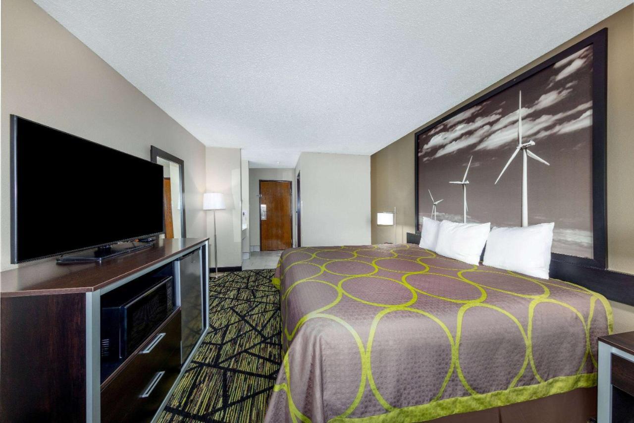 Super 8 By Wyndham Pratt Hotel Bagian luar foto