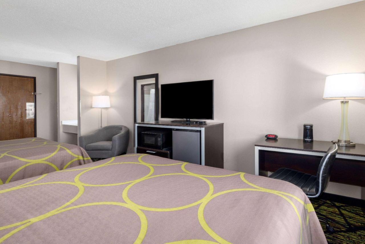 Super 8 By Wyndham Pratt Hotel Bagian luar foto