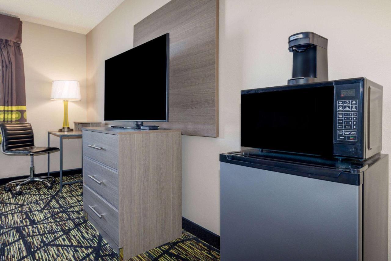Super 8 By Wyndham Pratt Hotel Bagian luar foto