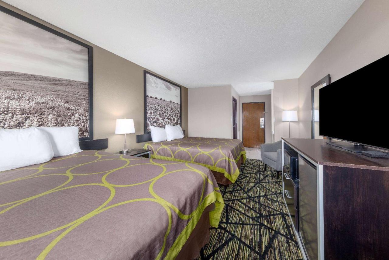 Super 8 By Wyndham Pratt Hotel Bagian luar foto