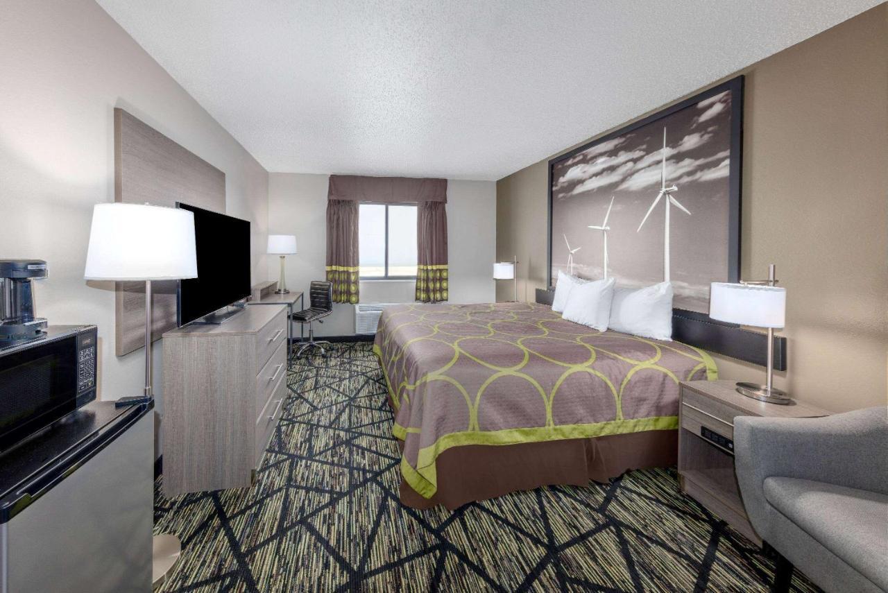 Super 8 By Wyndham Pratt Hotel Bagian luar foto