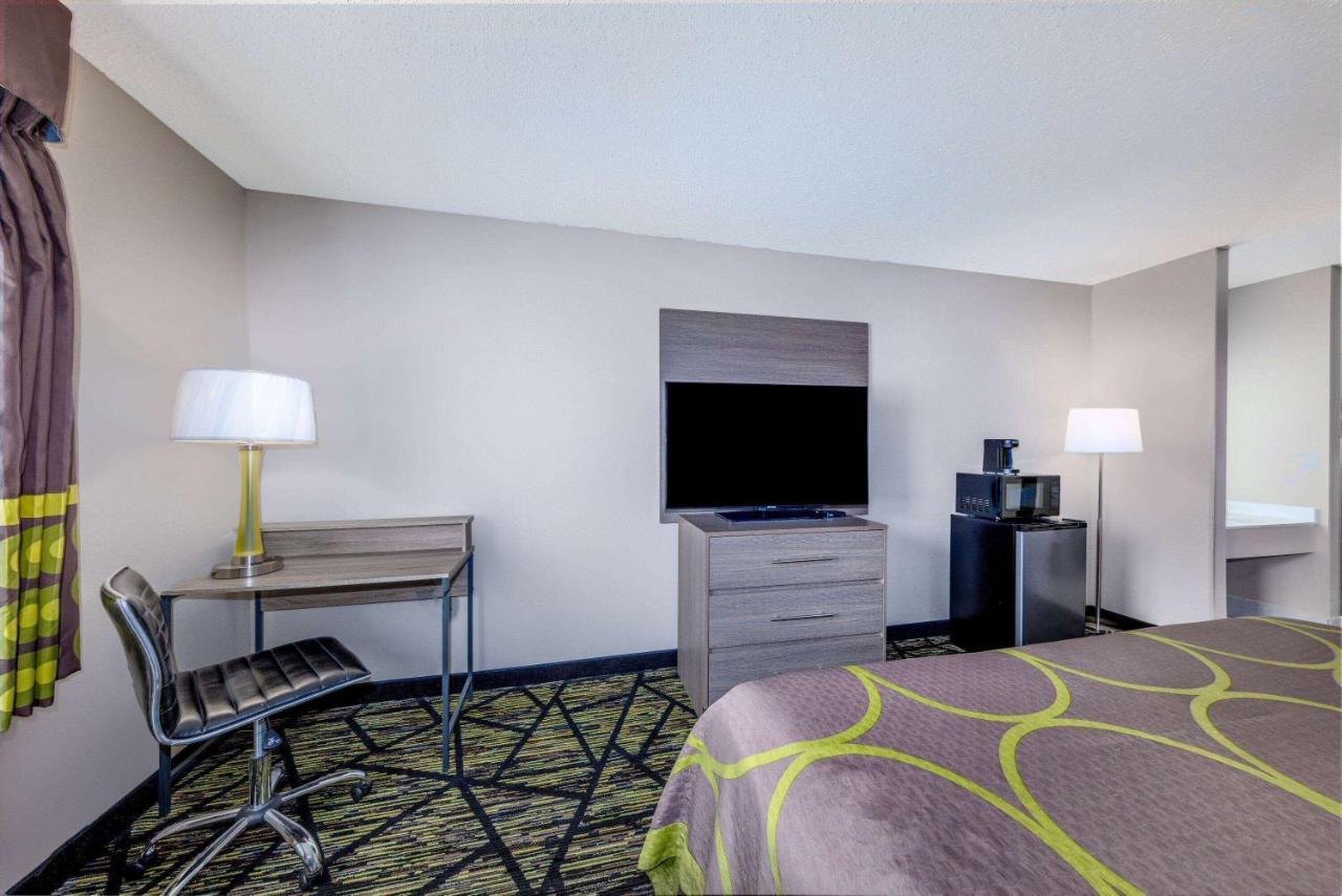 Super 8 By Wyndham Pratt Hotel Bagian luar foto