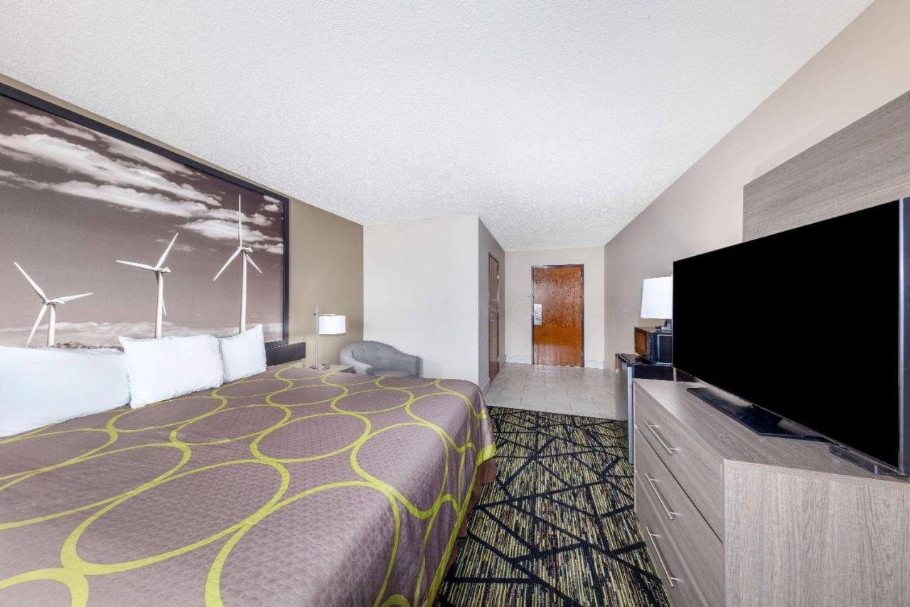 Super 8 By Wyndham Pratt Hotel Bagian luar foto