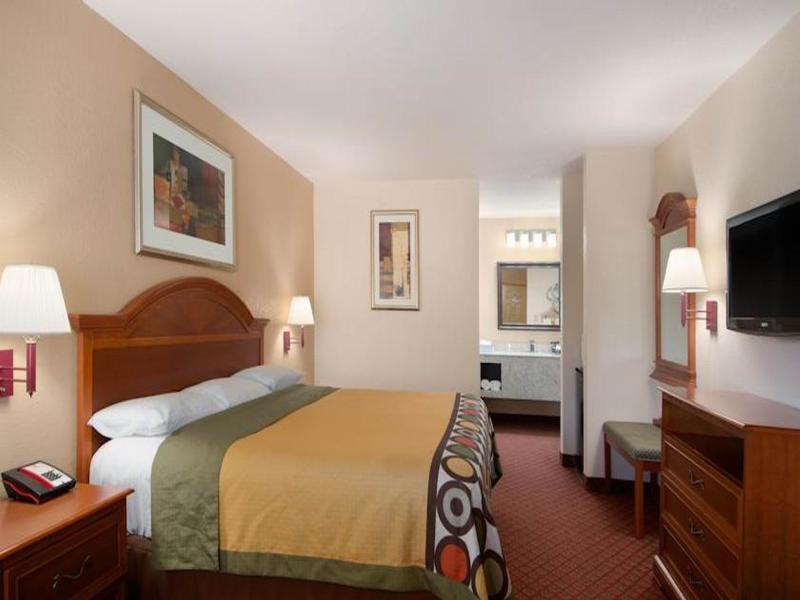 Super 8 By Wyndham Pratt Hotel Bagian luar foto
