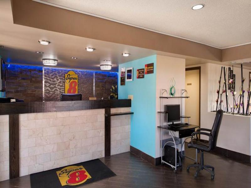 Super 8 By Wyndham Pratt Hotel Bagian luar foto