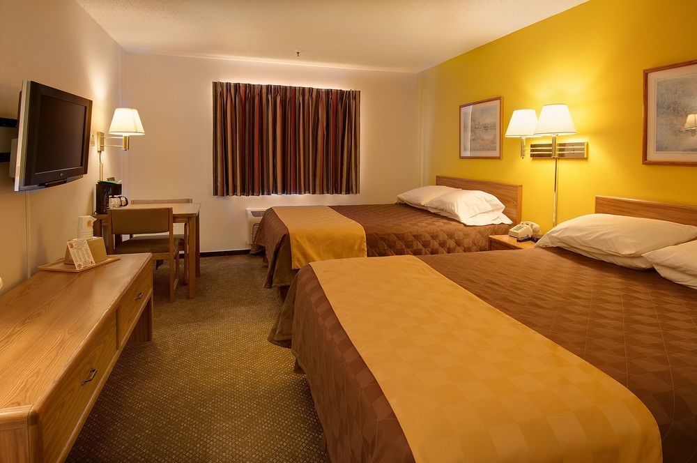 Super 8 By Wyndham Pratt Hotel Bagian luar foto