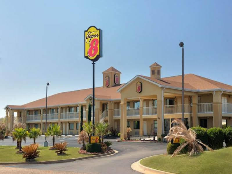 Super 8 By Wyndham Pratt Hotel Bagian luar foto