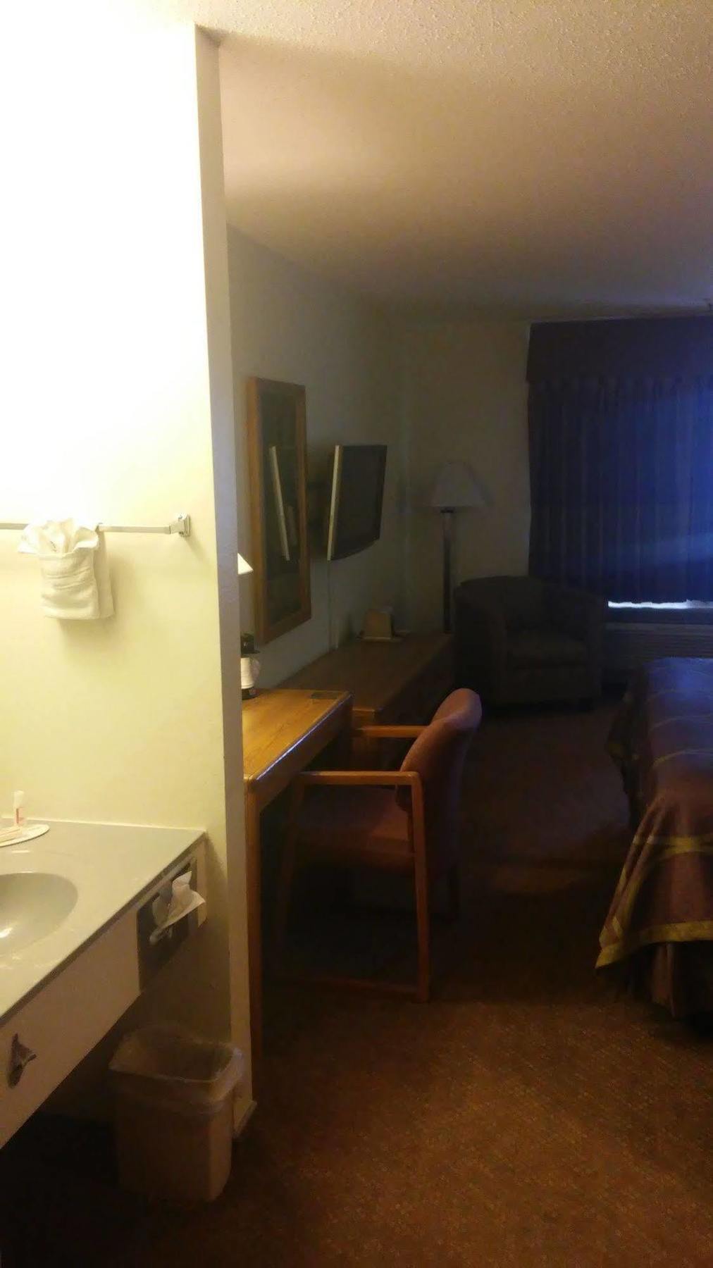 Super 8 By Wyndham Pratt Hotel Bagian luar foto