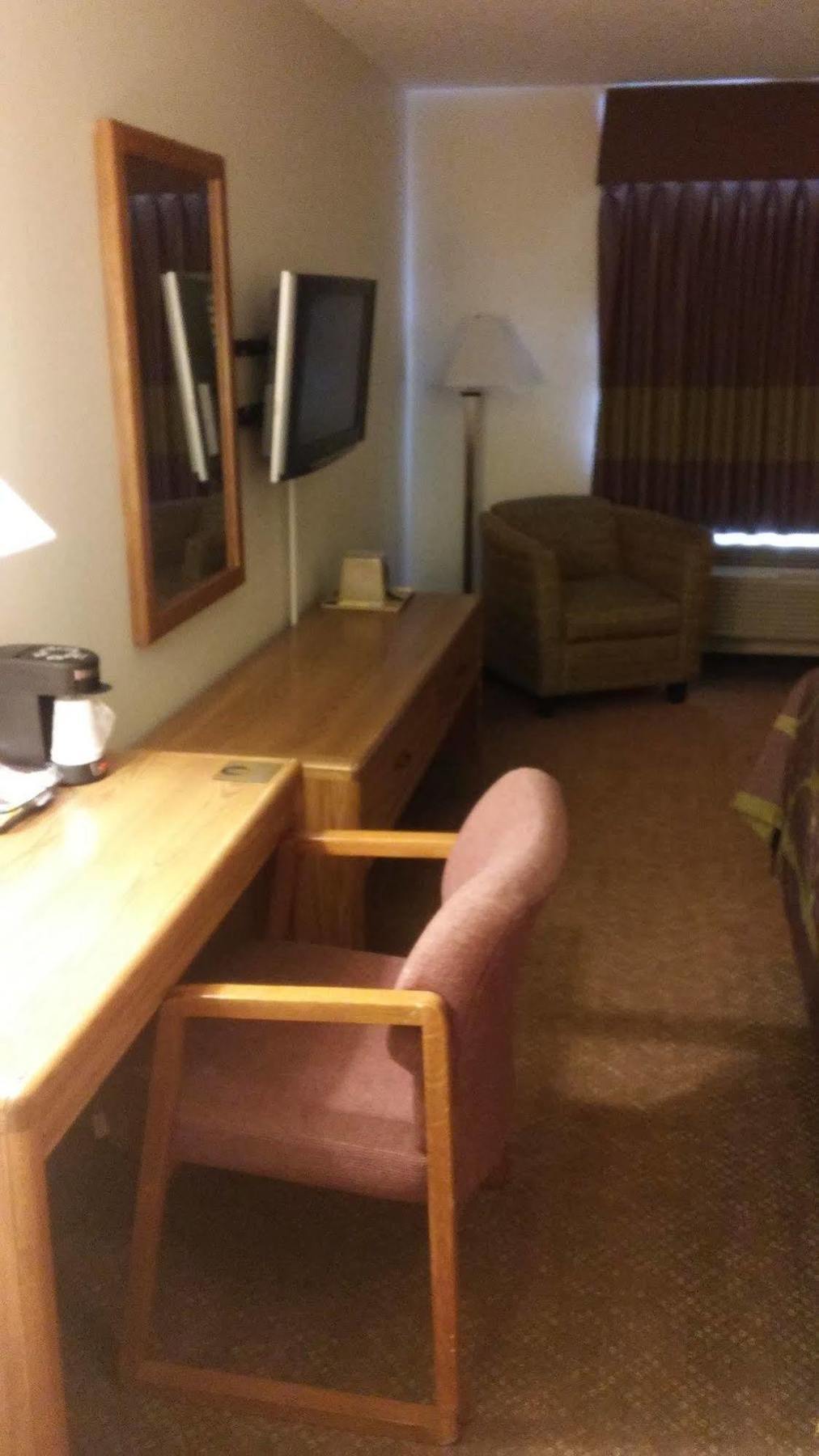 Super 8 By Wyndham Pratt Hotel Bagian luar foto