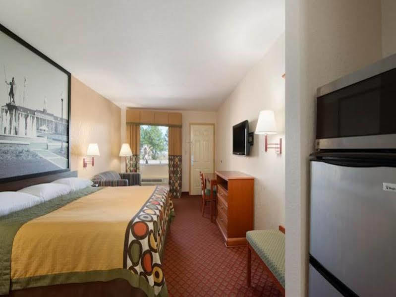 Super 8 By Wyndham Pratt Hotel Bagian luar foto